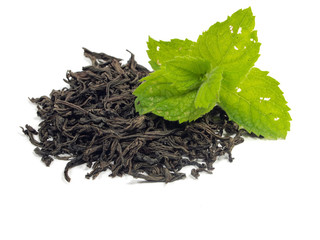 Fototapeta na wymiar suche czarne liście herbaty i mięty