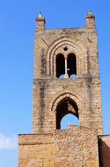 Fototapeta na wymiar Dzwonnica katedry w Monreale na Sycylii
