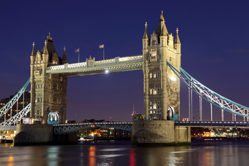 Fototapeta na wymiar Tower Bridge, Londyn nocą.