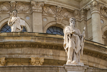 Obraz premium Statues on the facade of Saint Stephen's Basilica in Budapest, H