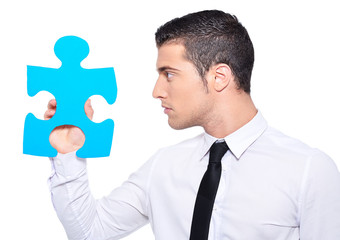 business concept homme avec puzzle bleu