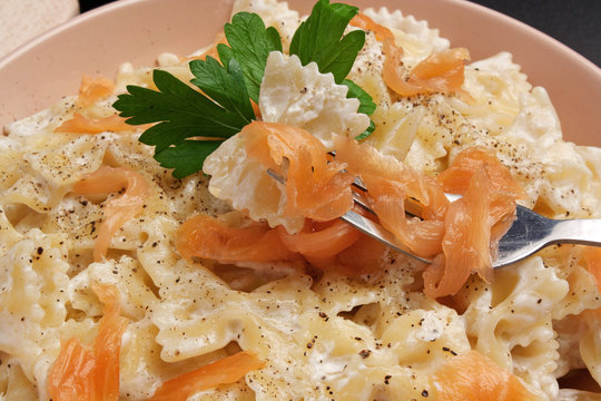 Farfalle panne e salmone