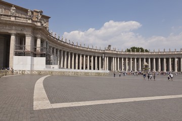 Fototapeta na wymiar Plac Świętego Piotra i kolumnady Berniniego, Watykan