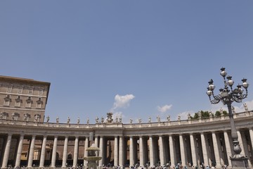 Fototapeta na wymiar Kolumnada na placu Świętego Piotra, Watykan