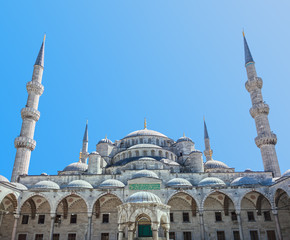 Fototapeta na wymiar Błękitny Meczet z dziedzińca. Stambuł, Turcja
