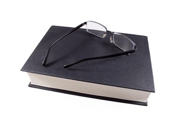 Libro y gafas