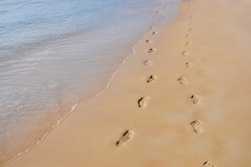 Fototapeta na wymiar Footmarks na piaszczystej plaży