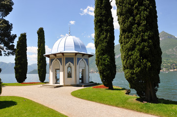 Fototapeta na wymiar Garden of villa Melzi at the famous Italian lake Como