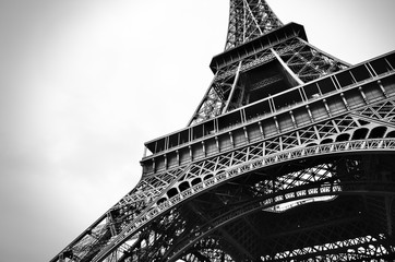 Fototapeta premium Czarno-białe piękno wieży Eiffla