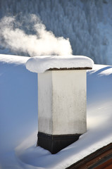 Fototapeta na wymiar Komin Palenie szwajcarskiego domku
