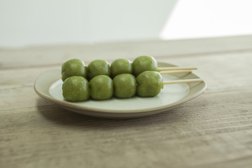 テーブルに置かれた草団子