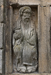 Fototapeta na wymiar Stary człowiek w portalu katedry Świętego w Compostela