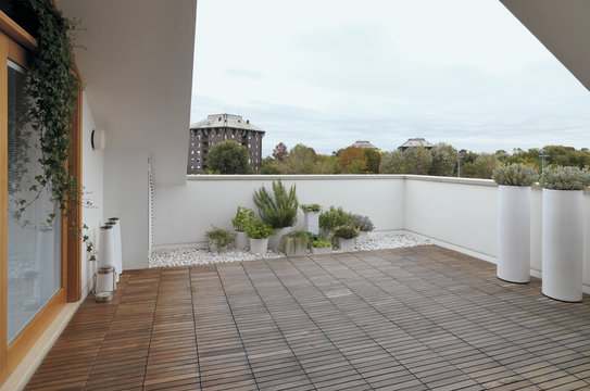 terrazzo moderno con pavimento di legno