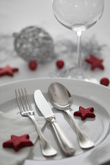 weihnachtlich gedeckter Tisch