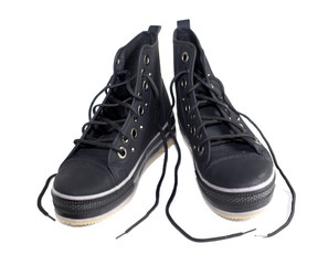paire de baskets noires a lacets
