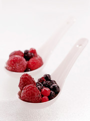 Beerencocktail auf weißen Löffeln