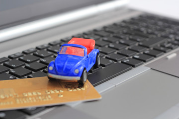 ein Auto mit Kreditkarte auf einem Laptop