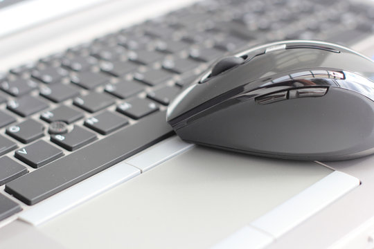 Laptoptastatur mit Maus