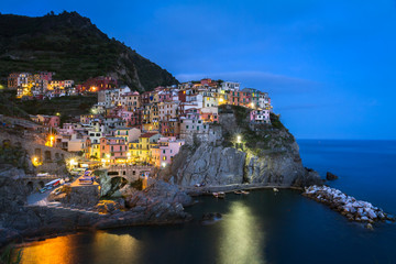 Fototapeta na wymiar Wieś Manarola w nocy, Cinque Terre, Włochy