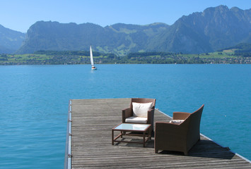 Obraz na płótnie Canvas Romantyczny widok na Jezioro Thun, Szwajcaria