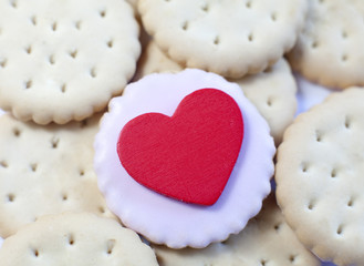 biscuits secs décorés de coeur saint Valentin