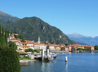 Fototapeta na wymiar Widok na miasto Menaggio na słynny włoski Jezioro Como