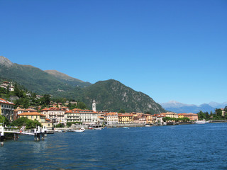Naklejka na ściany i meble Miasto menaggio na słynnym włoskim jeziorem Como