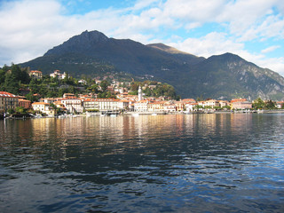 Fototapeta na wymiar Widok na miasto Menaggio na słynny włoski Jezioro Como