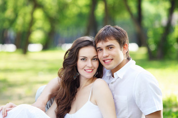 Naklejka premium Young love Couple smiling under blue sky