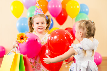 Obraz na płótnie Canvas ładne dzieci z kolorowych balonów i prezenty na równi urodziny