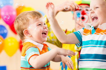 Fototapeta na wymiar radosne dzieci z klaunem na urodziny