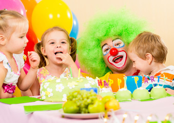 Fototapeta na wymiar Dzieci świętują urodziny z klaunem