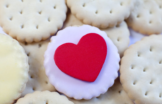 biscuits secs d&eacute;cor&eacute;s avec des coeurs