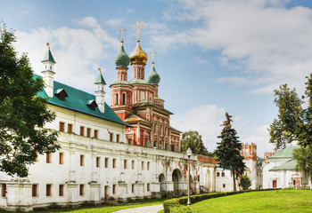 Fototapeta na wymiar Church Gate i mur klasztoru Nowodziewiczy. Moskwa.