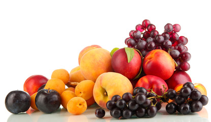 Naklejka na ściany i meble Dojrzałe owoce i jagody na białym tle