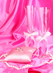 Fototapeta na wymiar Dodatki ślubne na różowym tle tkaniny