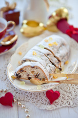 Frischer Christstollen mit roten Herzen zu Weihnachten