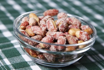 Roasted peanuts with salt