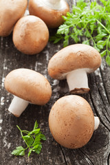 Champignons auf Holzbrett