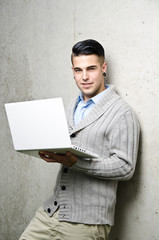 Junger moderner Business Mann mit Laptop
