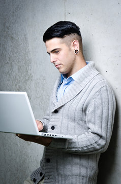 Junger moderner Business Mann mit Laptop