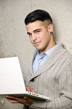 Junger moderner Business Mann mit Laptop