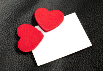 carton blanc coeur rouge sur cuir noir