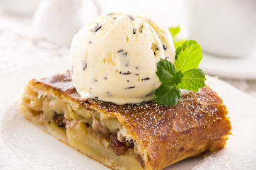 Apfelstrudel mit eis