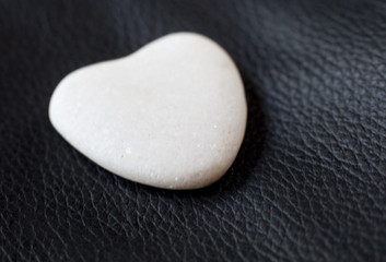 coeur blanc en galet pierre sur fond noir