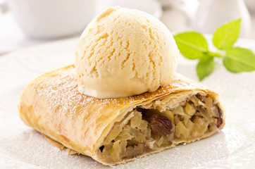 Apfelstrudel mit eis