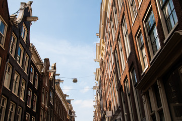 Straßenschlucht in Amsterdam