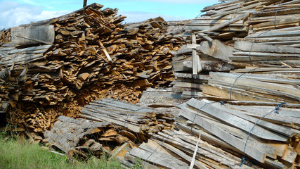 tas de bois en bottes