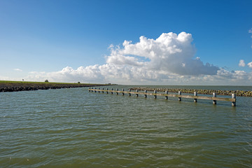 Fototapeta na wymiar Molo w jeziorze na jesieni