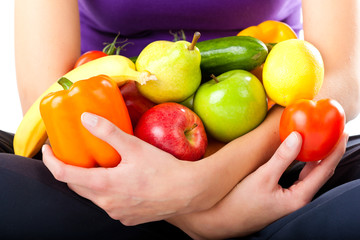 Gesunde Ernährung - junge Frau mit Obst